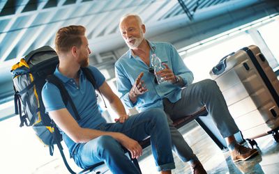 来自不同文化背景的两个人互相交谈