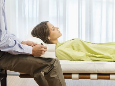 女人正在接受心理医生的评估