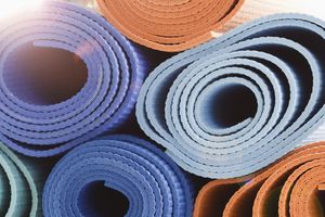 当你做瑜伽的时候，用一个瑜伽垫来减少社交焦虑。