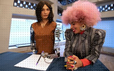 艺术家Sadie Clayton（r）用第一个超现实机器人艺术家的“Ai-Da”看到。