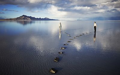 解梦：两个人走在水