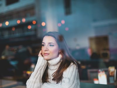咖啡馆里的孤独女孩