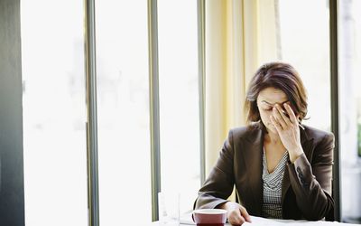 桌上的女实业家与休息在手边的头