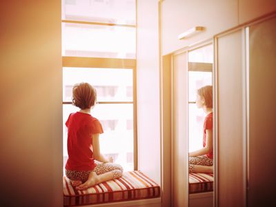 女孩坐在窗户上看着窗外