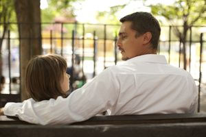 父亲和女儿在公园的长椅上聊天