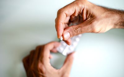 服用药物/补充剂/药物的不知名男子的特写镜头