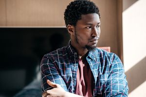 BIPOC的人看起来又伤心又沮丧。