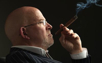 抽烟的秃头朝向商人