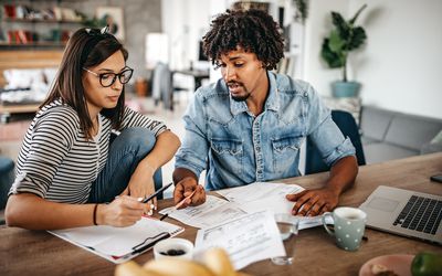 夫妇计划他们的家庭预算