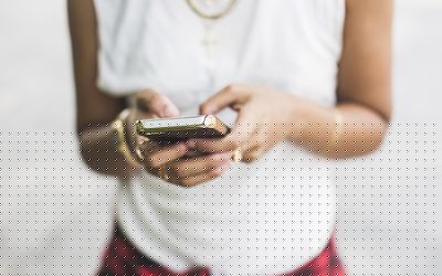 一项研究发现，在文本消息的句子结束时放置一段时间被大多数人群被认为是粗鲁的。学习如何避免粗鲁发短信。