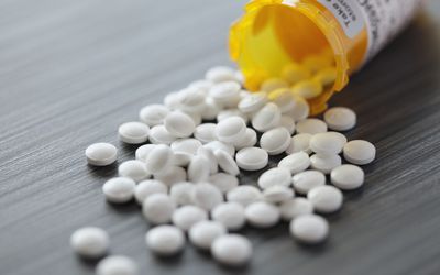 白色药片洒在桌子上