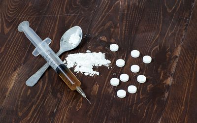 药物注射器和煮熟的海洛因