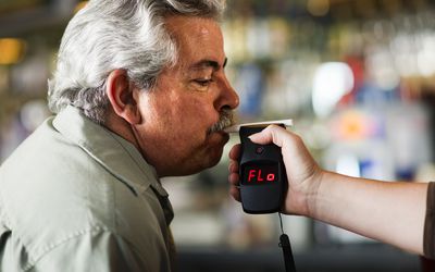 吹进呼吸厅测试的人