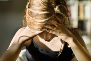 绝望的十几岁的女孩在空的板材