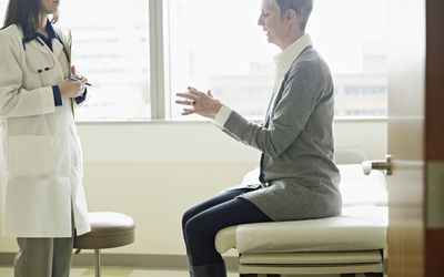 医生与患者在考试室里