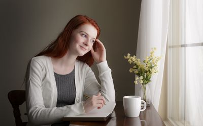 写在笔记本的妇女
