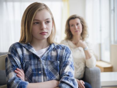 白人母亲和女儿在客厅争吵