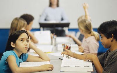 一个女孩在课堂上做白日梦。