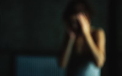 女人捧着头，离焦