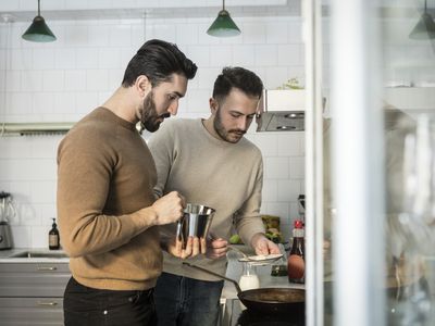 夫妻准备食物在厨房在家里