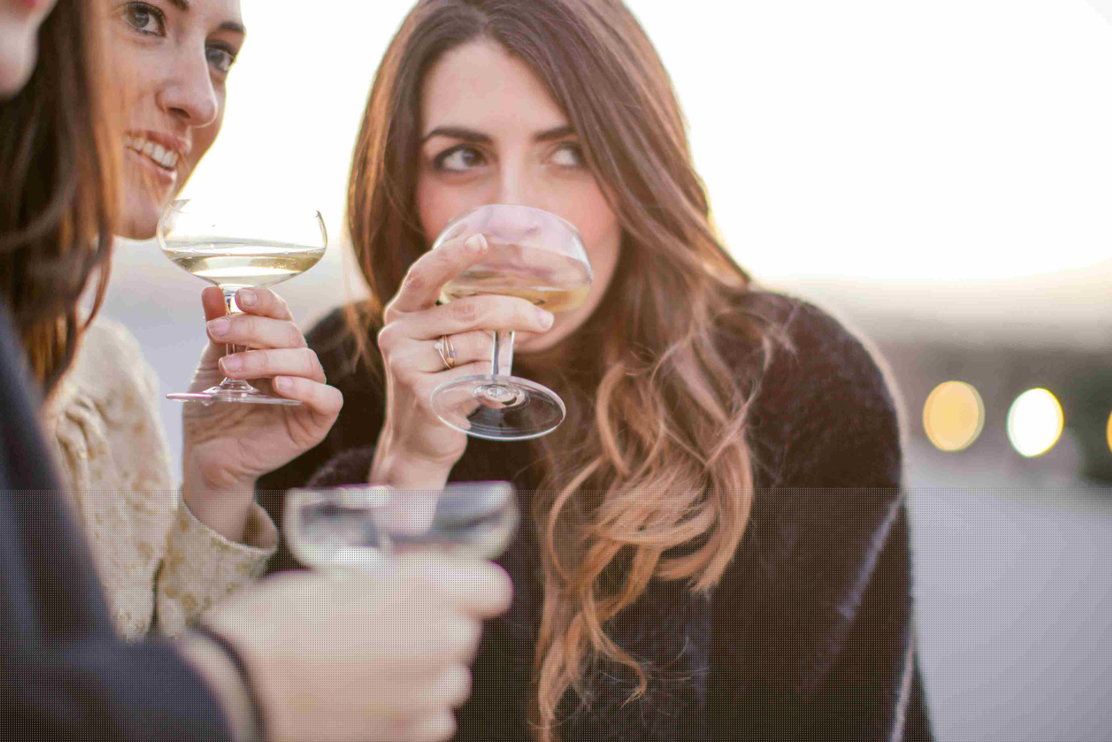 人们在派对上说话