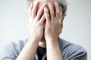 痛苦的男人用手捂着脸