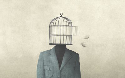 头顶着敞开的鸟笼的人，有着超现实的自由观念