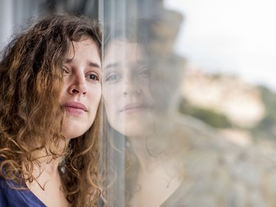 悲伤的女人望着窗外