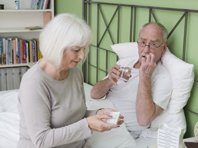 照顾卧病在床的丈夫的老女人