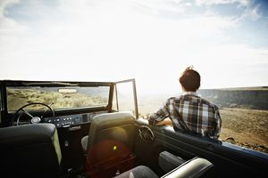 靠在车里看风景的人