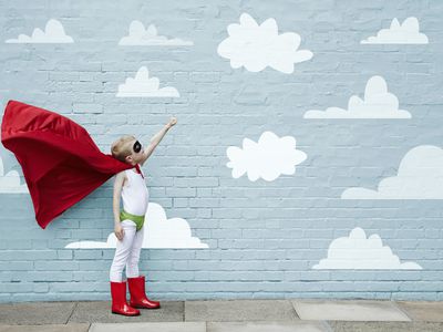 穿着超级英雄服装的孩子