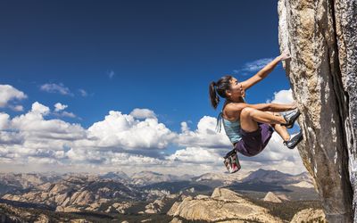 妇女攀岩
