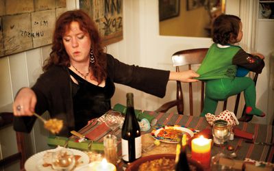 母亲抱着女儿自食其力