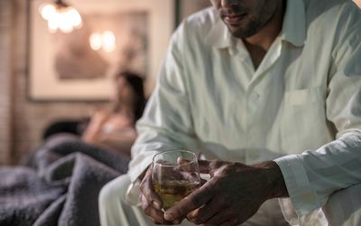 坐在床上的人喝一杯