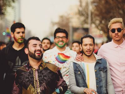 在骄傲游行的不同国籍的五个男人