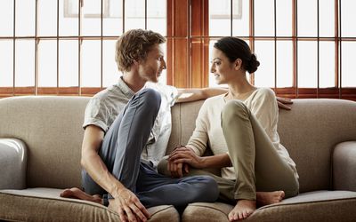 在家里的沙发恩爱夫妻选址