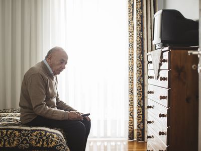 老人坐床看起来哀伤