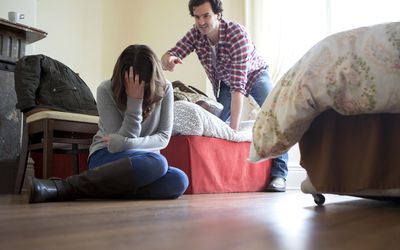 辱骂的人对女人喊道