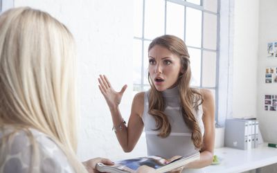 办公室里有争吵的女人