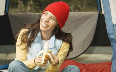 一个年轻女子剥香蕉的特写镜头