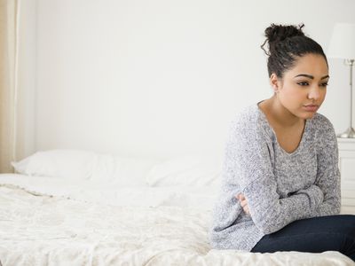 西班牙裔女人在床上思考