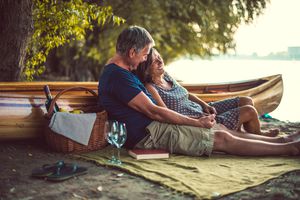 一对夫妇在海滩上野餐