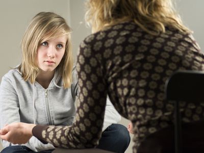 女孩与辅导员交谈