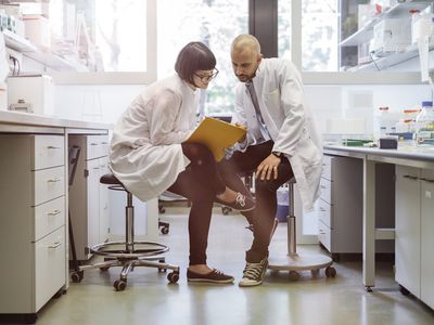 两个研究人员说话