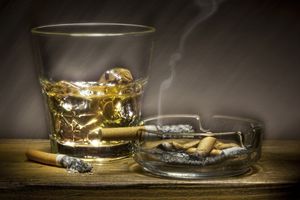 威士忌酒杯和烧过的香烟