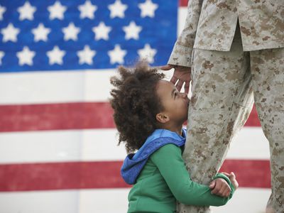 黑人女孩抱着归国士兵的腿