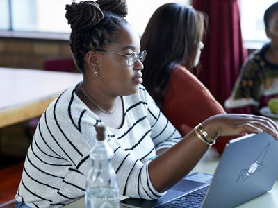 一个女人和她的笔记本电脑的照片