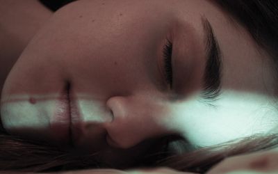 睡觉在床上的少妇特写镜头在家