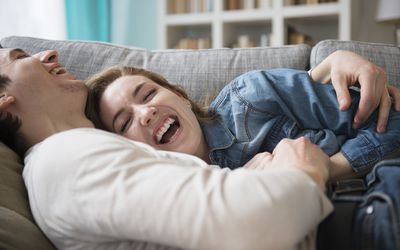 夫妻在沙发上一起笑