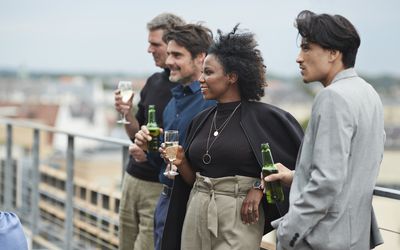 公司合作工人在会上后喝酒